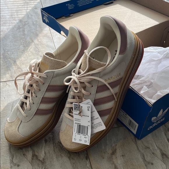 NEW Adidas Gazelle Women's Sneakers - Cream and Pink - Picture 2 of 5